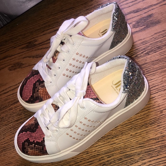 NWT JLO Women’s athletics shoes 6 1/2 medium. 1 1/2 inch heel. - Picture 2 of 8